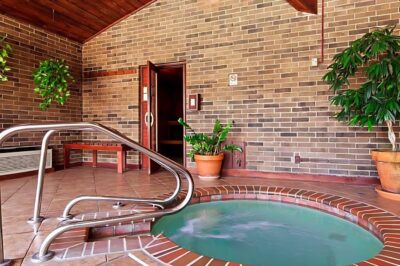 Best Western Plus Saddleback Inn interior
