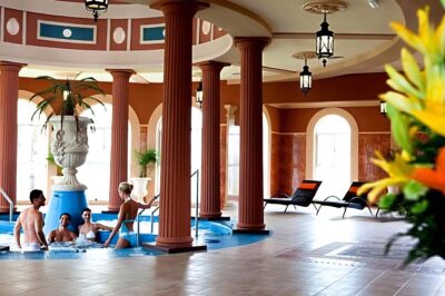 Hotel Riu Emerald Bay interior